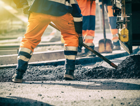 Yrittäjän mukaan Mannerheimintien remontti on vähentänyt selvästi heräteostoksia tekevien ja ikkunashoppailua harrastavien asiakkaiden määrää liikkeessä.