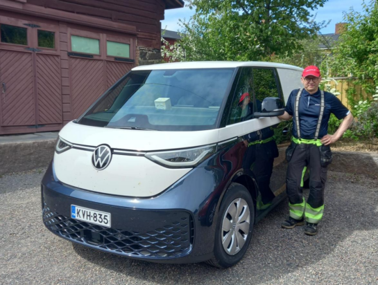 Kaksi yrittäjää kertoo mielipiteensä sähköpakettiautoista