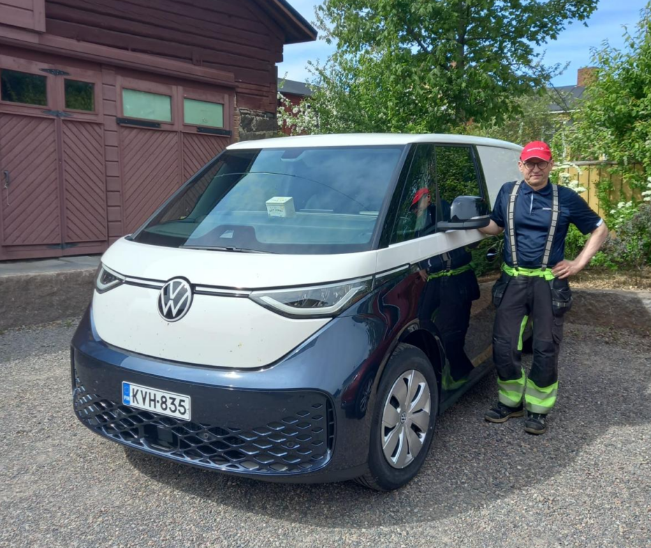 Kaksi yrittäjää kertoo mielipiteensä sähköpakettiautoista