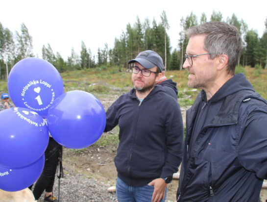 Lopen Kunnanjohtaja Mikko Salmela (oikealla) ja maankäyttöpäällikkö Werner Franzén houkuttelevat niin asukkaita kuin yrityksiä.