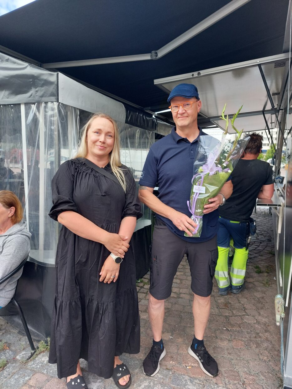 Lahden Yrittäjien pj Tiina Rantala ja Salpausselän Kalan Ari 'Semi' Seppälä