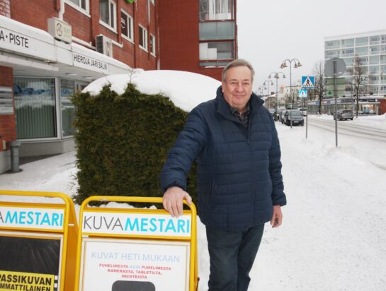 Seppo Huttunen on työskennellyt valokuvien parissa pian 50 vuotta. Hänen mukaansa ”kylätiellä”, eli Riihimäen keskustan Hämeenkadulla on usein valitettavan rauhallista.