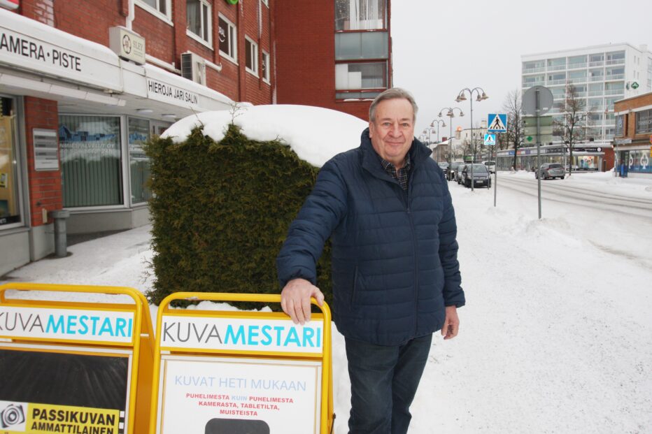 Seppo Huttunen on työskennellyt valokuvien parissa pian 50 vuotta. Hänen mukaansa ”kylätiellä”, eli Riihimäen keskustan Hämeenkadulla on usein valitettavan rauhallista.