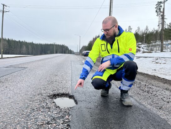 Kuljetusyrittäjä manaa kuoppaista 45-tietä