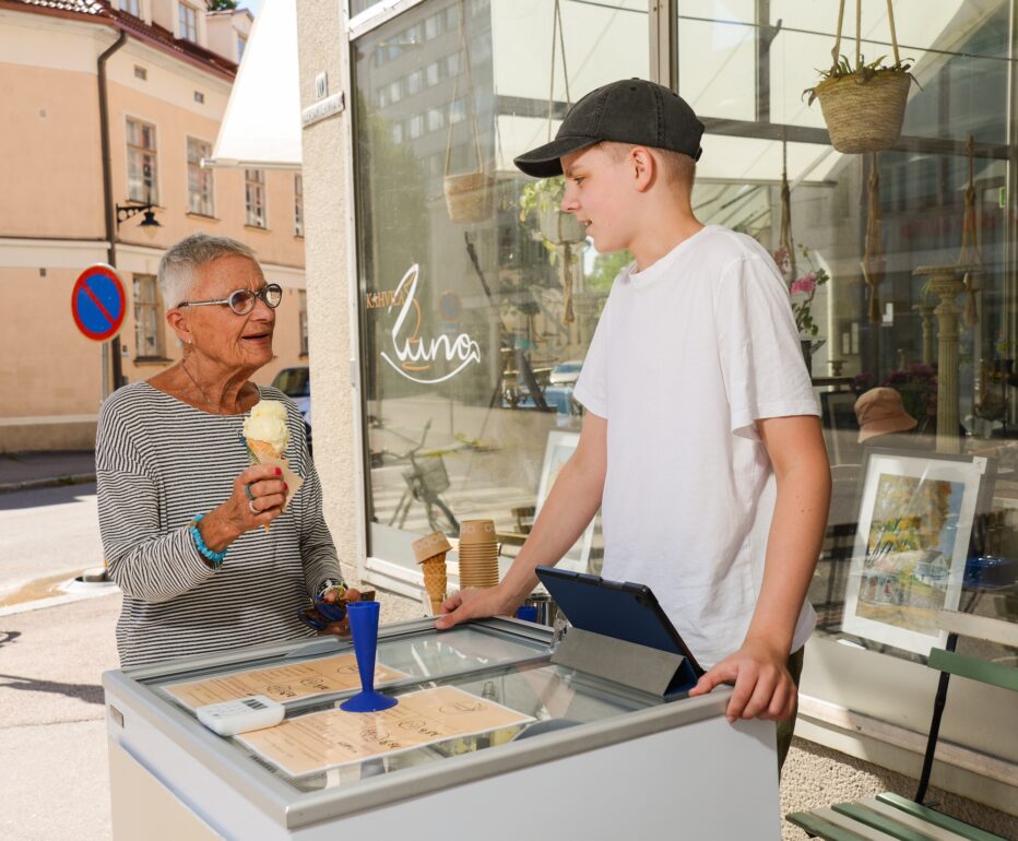 Eemil Airo, 15, myy itse tekemäänsä jäätelöä