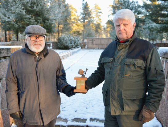 Kuvassa vasemmalta Rolf Taipale ja Erkki Tuormaa pitävät yhdessä Tahto-patsasta. Kuvaaja Arto Henriksson