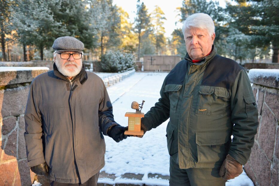 Kuvassa vasemmalta Rolf Taipale ja Erkki Tuormaa pitävät yhdessä Tahto-patsasta. Kuvaaja Arto Henriksson