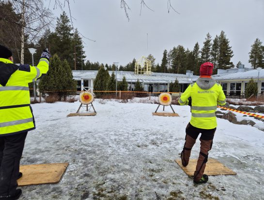 Talvielämyspäivän kirveenheitto Kalajärvellä