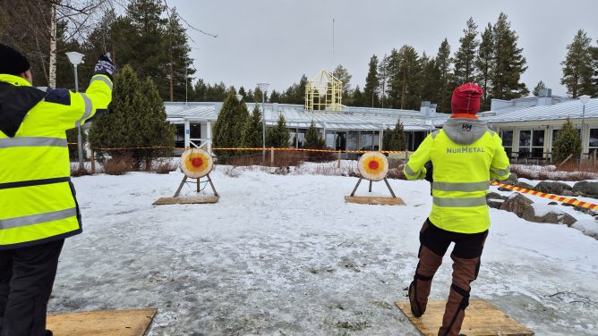 Talvielämyspäivän kirveenheitto Kalajärvellä