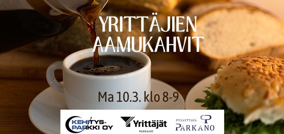 Yrittäjien aamukahvit -tapahtuman mainoskuva. Kuvassa kaadetaan kahvia valkoiseen kuppiin, taustalla leipää ja juustolla kuorrutettu sämpylä. Teksti ilmoittaa tapahtuman ajankohdan: Ma 10.3. klo 8–9. Alareunassa Kehitys-Parkki Oy:n, Yrittäjät Parkanon ja Parkanon kaupungin -logot